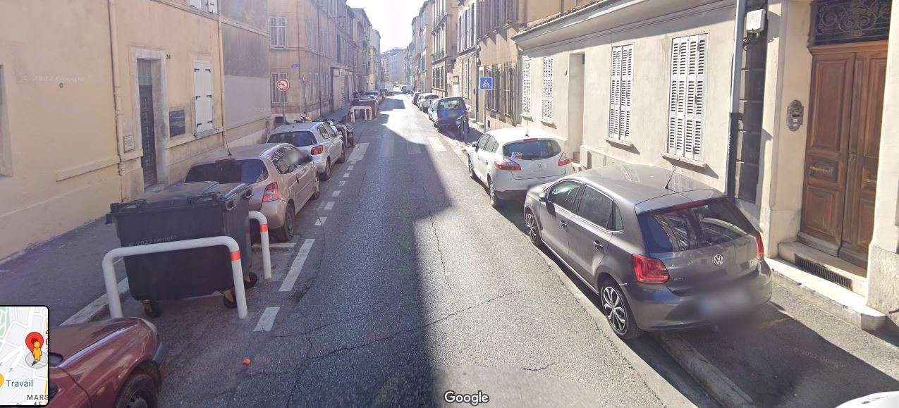 Stationnement des voitures sur le trottoir. 
