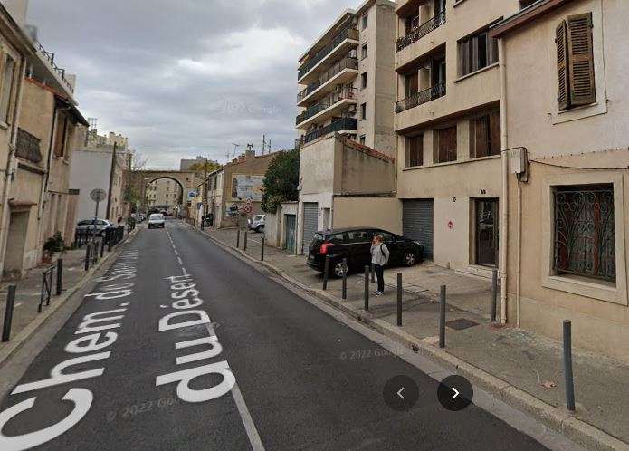 7) Garé devant son garage tous les jours