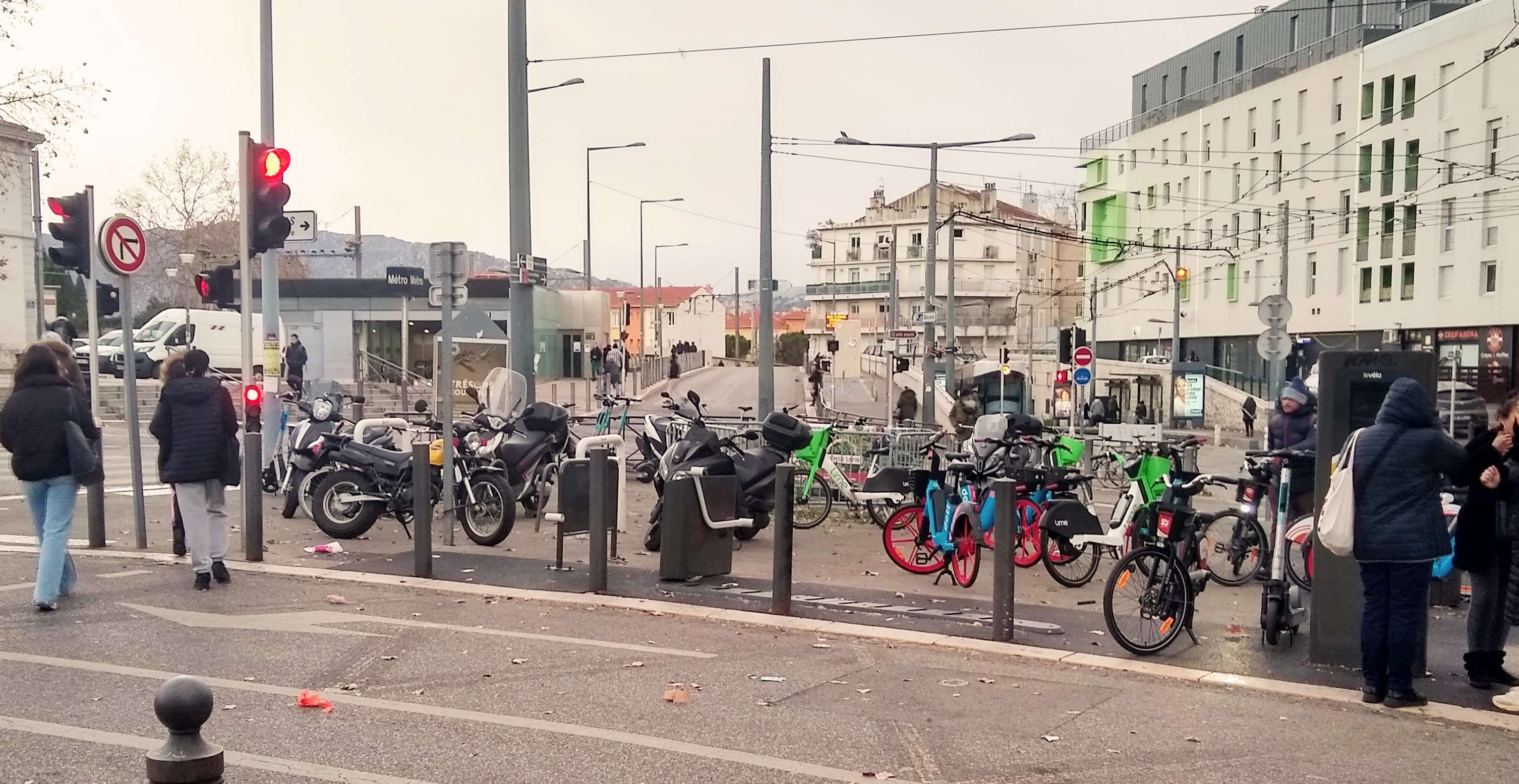 Vélos et trottinettes sur le passage 