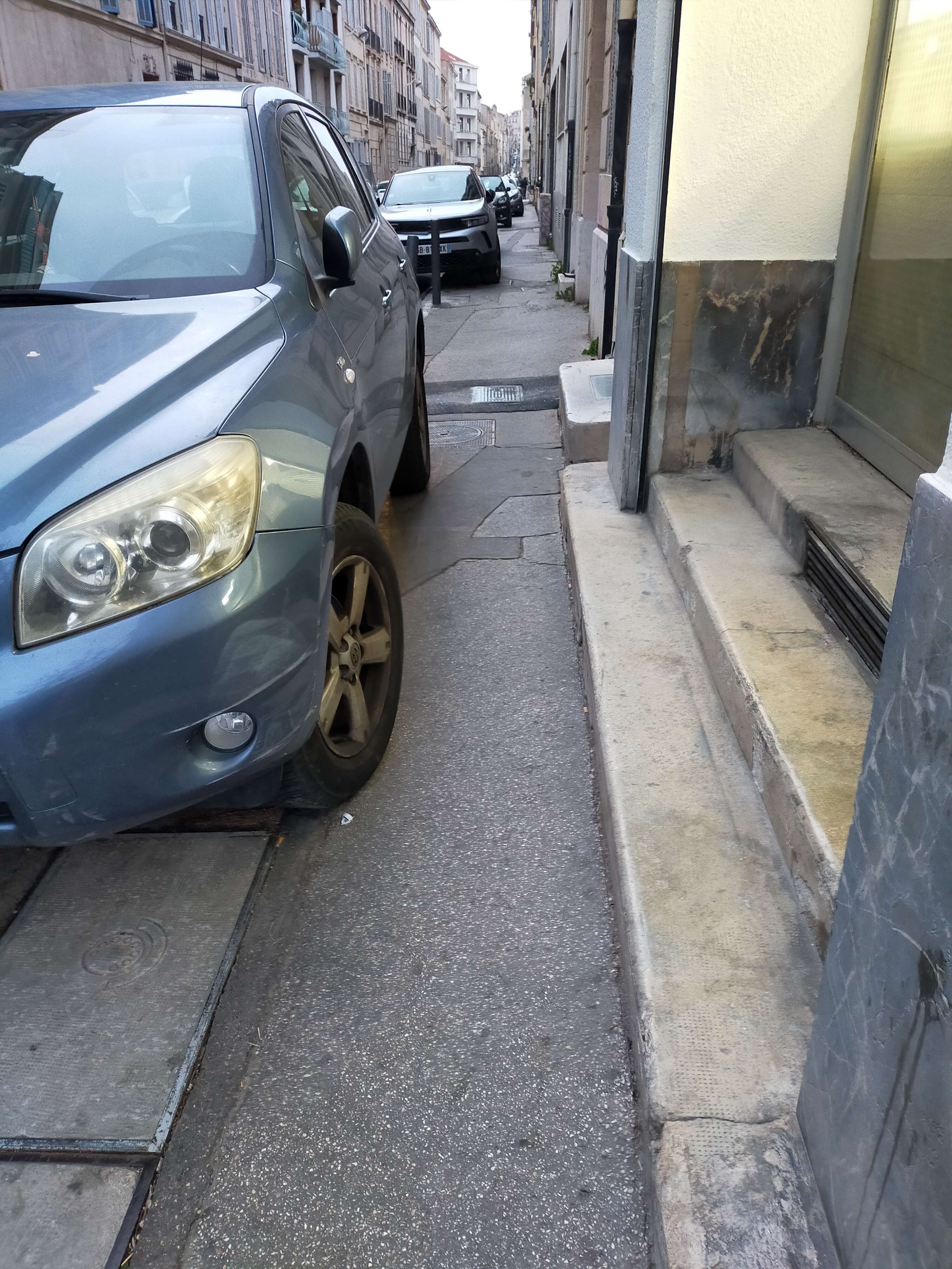 véhicules garés sur le trottoir