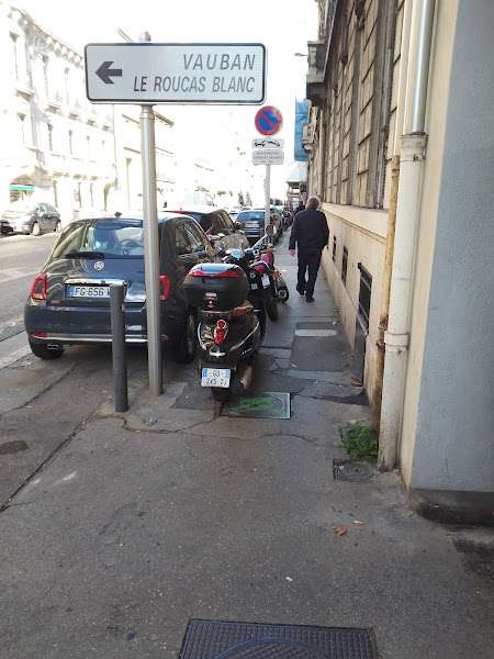 Stationnement 2RM sur trottoir