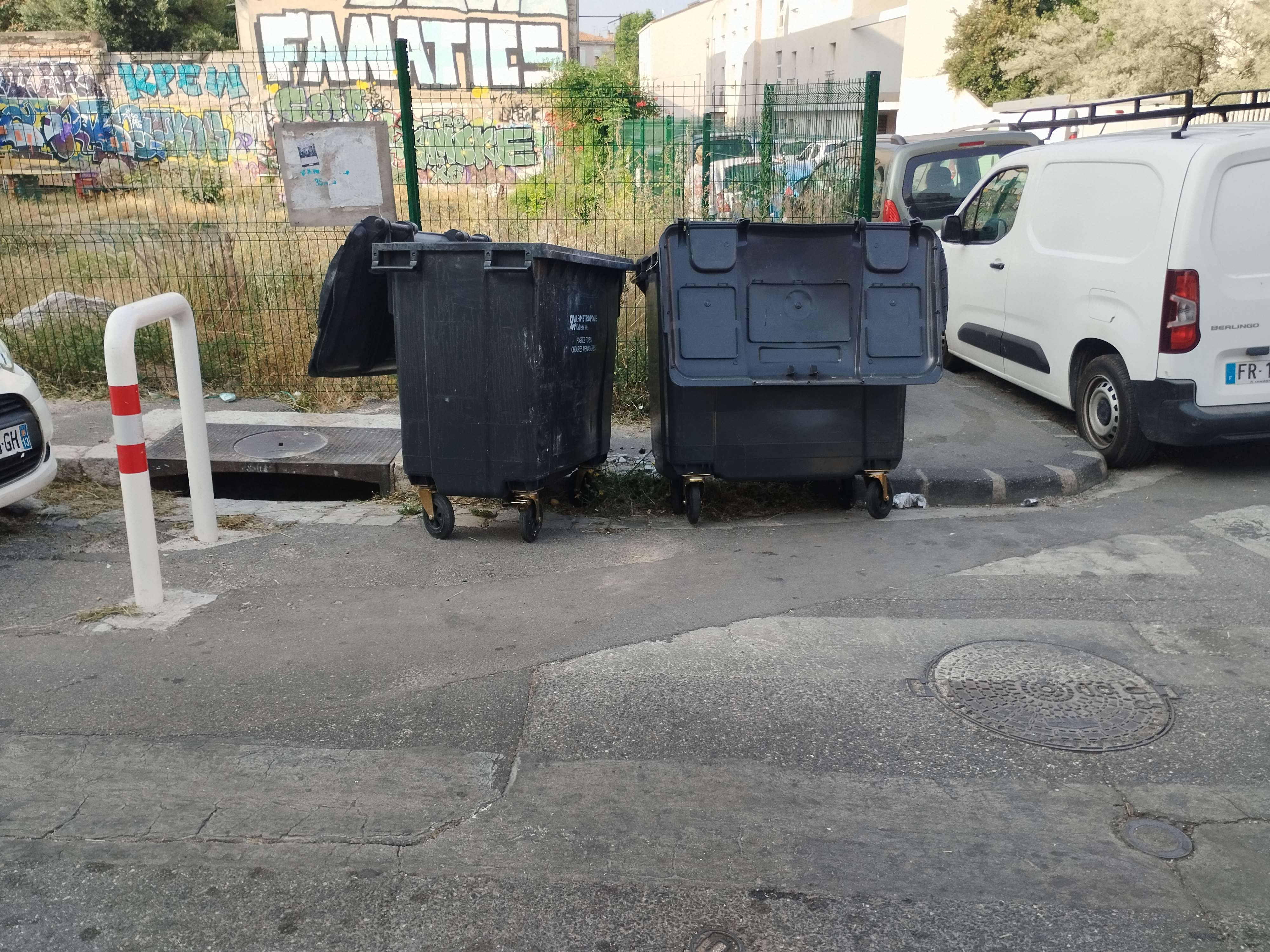 12 juin 2025 - passage piéton et trottoir obstrués 