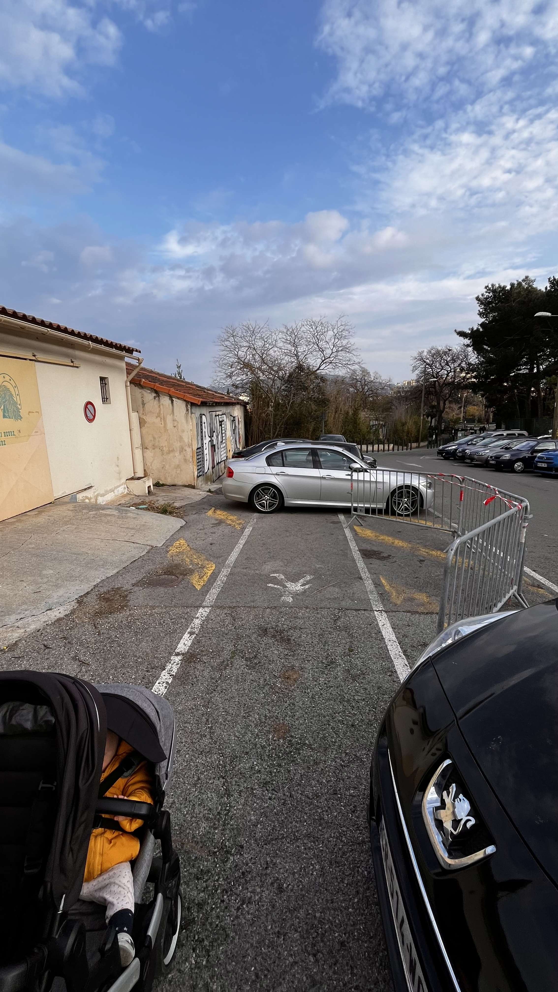  Bande cyclable et trottoirs régulièrement utilisés comme stationnement