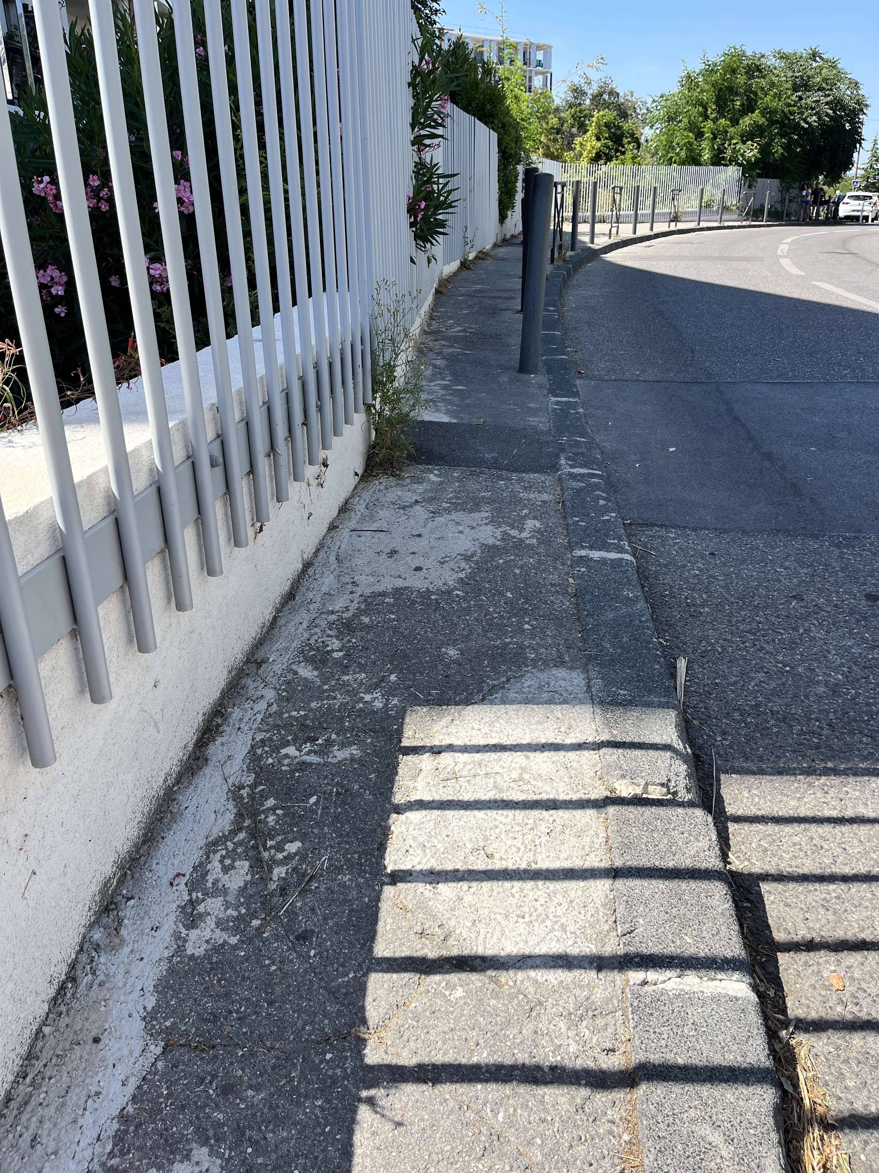  trottoir inaccessible en fauteuil roulant