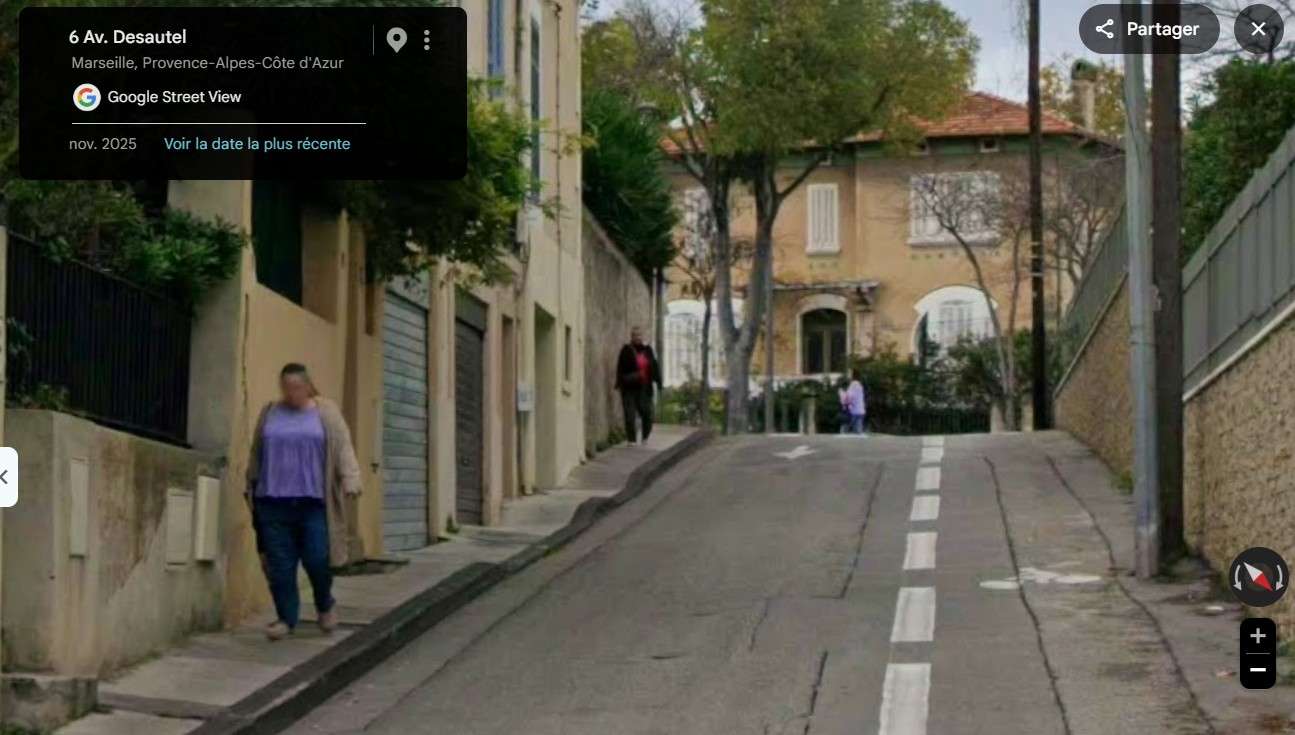  Trottoir très étroit et la piste cyclable souvent utilisé comme parking