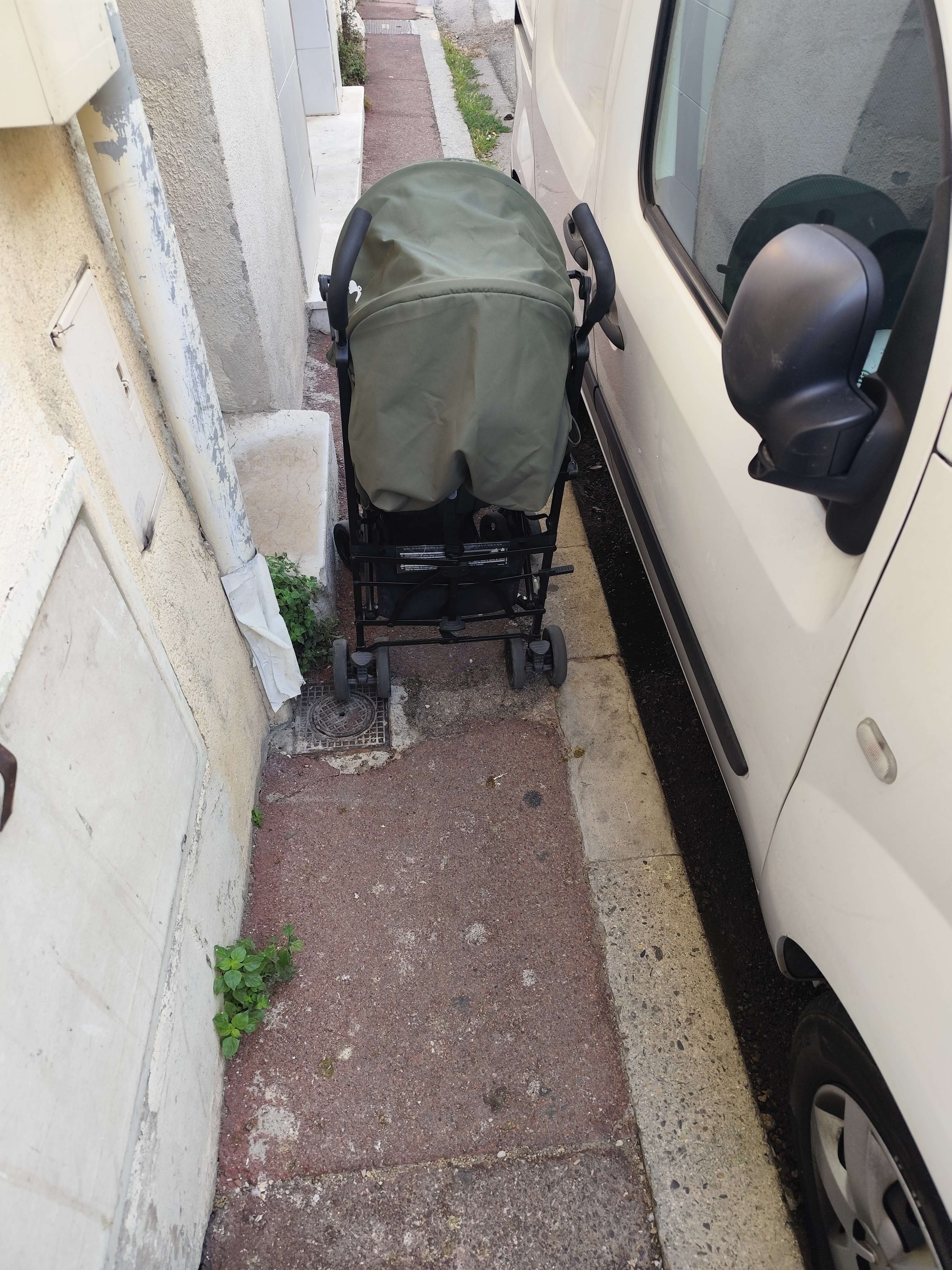  Trottoir interdit aux poussettes !