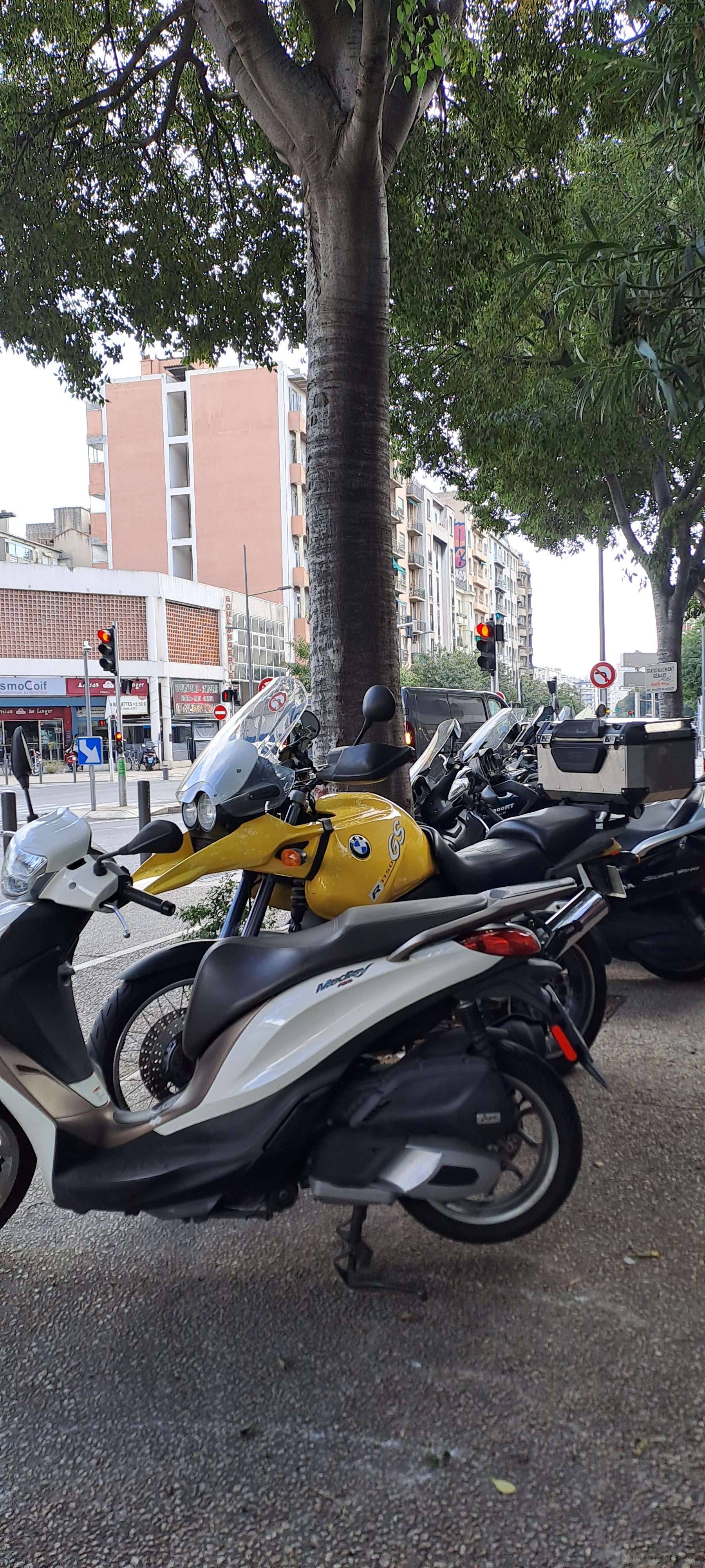 Commerce de scooters a annexé le trottoir