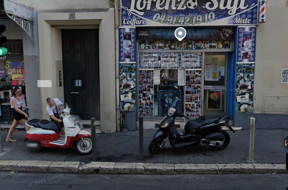   le trottoir est QUOTIDIENNEMENT obstrué par des scooters et motos