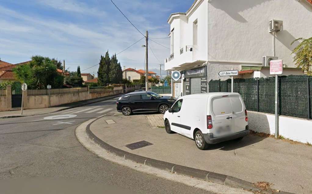  entreprise, véhicules garés sur trottoir