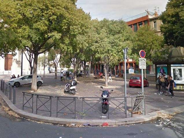 Place piétonne transformée régulièrement en parking