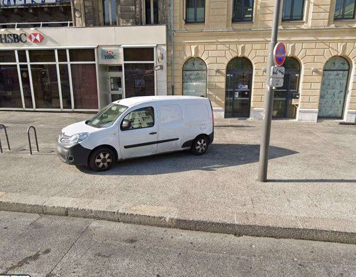 Plot baissé, voitures garées sur le trottoir