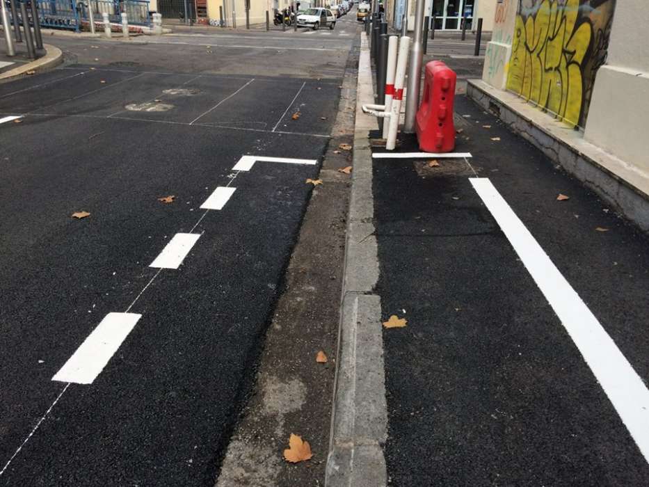 Stationnement à cheval sur le trottoir n° impairs